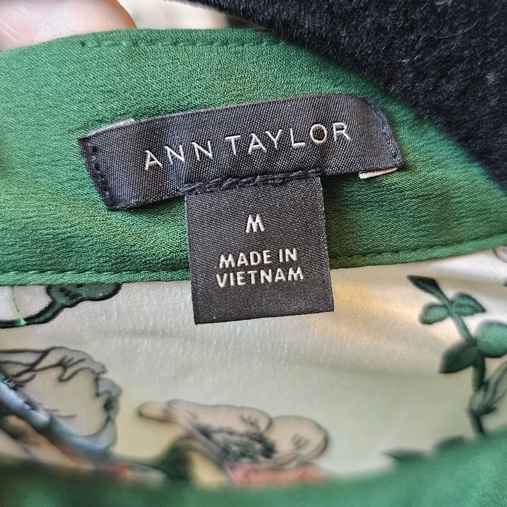Ann Taylor Floral Print Sleeveless Blouse with Green Bow - Picture 3 of 3